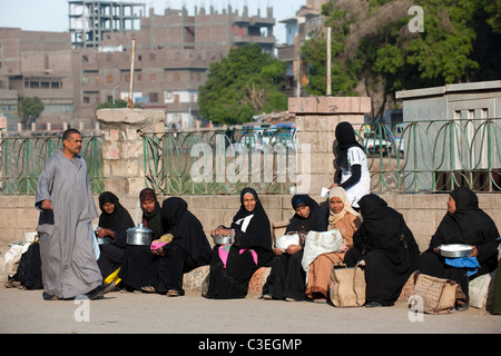 Aegypten, Esna, Strassenszene, Frauen Verkaufen Käse Stockfoto