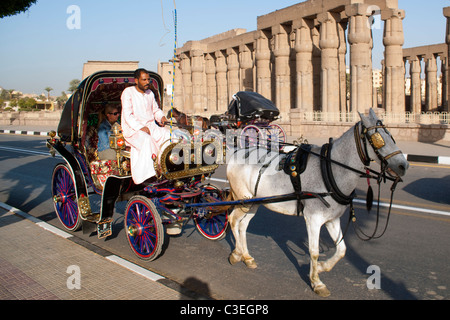 Aegypten, Luxor, Kalesche Auf der Uferstrasse Vor Dem Luxor-Tempel (Ipet-Resit) Stockfoto