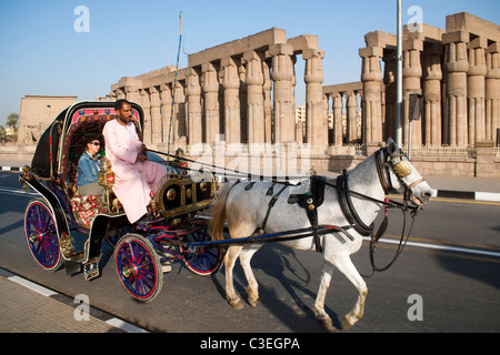 Aegypten, Luxor, Kalesche Auf der Uferstrasse Vor Dem Luxor-Tempel (Ipet-Resit) Stockfoto