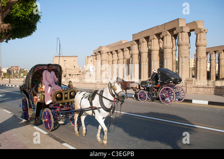 Aegypten, Luxor, Kalesche Auf der Uferstrasse Vor Dem Luxor-Tempel (Ipet-Resit) Stockfoto