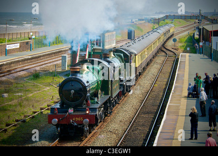 GWR Hall Klasse 4-6-0 keine 4965 Rood Ashton Hall und GWR Castle Klasse 4-6-0 keine 5043 Earl von Mount Edgcumbe Stockfoto