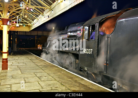 Der Santa Special Dampfzug steht am Bahnsteig Ramsbottom Station auf der East Lancashire Railway. Stockfoto