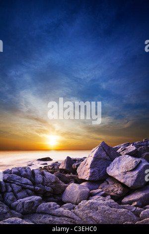 Dramatischen Sonnenuntergang über dem Meer. Langzeitbelichtung vertikalen Schuss. Stockfoto