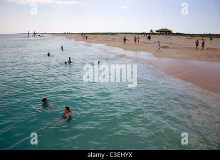 Touristen, Schwimmen im Fluss Landung Strand in Barbuda Stockfoto