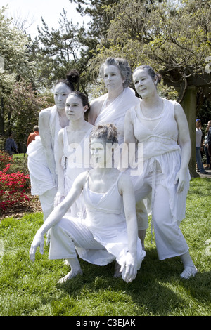 Performance-Künstler/Tanzgruppe an das Kirschblütenfest im Brooklyn Botanic Garden. Stockfoto