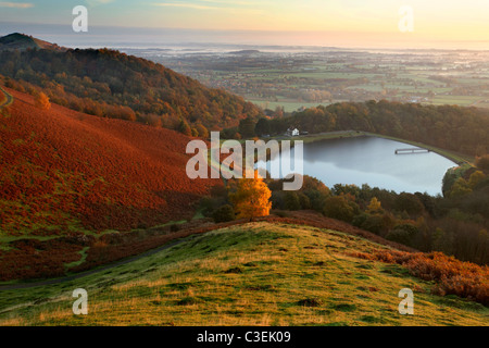 Ein knackig Herbstmorgen Blick über die Cotswolds und die Malverns vom britischen Lager gesehen Stockfoto