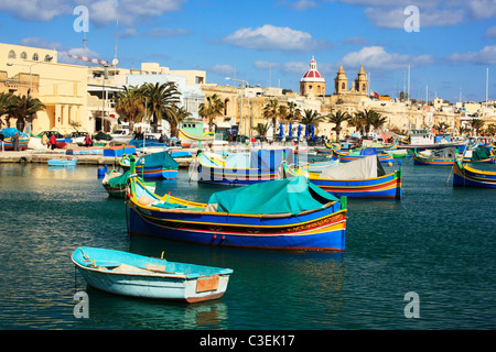 Bunt bemalte Boote genannt Luzzu schmücken den Hafen von Marsaxlokk in Malta Stockfoto