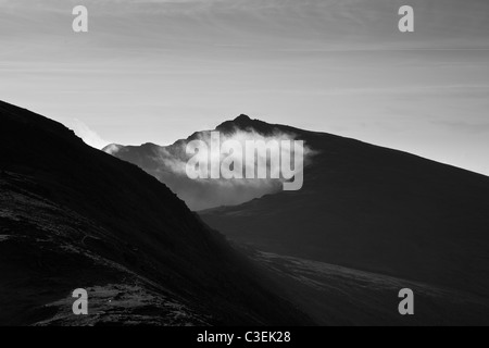 Niedrige Nebel und Cloud unter Dow Crag, wie aus den alten Mann von Coniston, Seenplatte, Cumbria Stockfoto