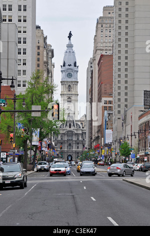 Blick auf Turm des Rathauses aus South Broad Street, Philadelphia, Pennsylvania, PA, USA Stockfoto