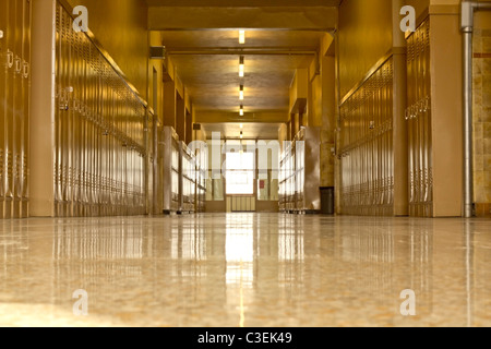 Einen leeren High-School-Korridor mit ein helles Licht am Ende des Ganges Stockfoto