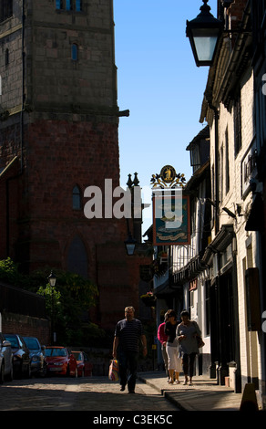 Auf der Suche nach Fisch-Straße in Richtung St. Julians Church im Zentrum von Shrewsbury, Shropshire. Stockfoto