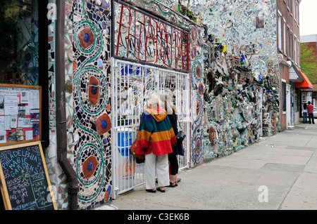 Zwei Besucher in der Nähe von kreativen Wand des Magic Gardens, Philadelphia, Pennsylvania, PA, USA Stockfoto