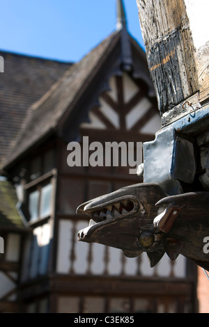 Aus Holz schnitzen in Holz gerahmt Architektur gegenüber der schiefe Gebäude in Mardol, Shrewsbury, Shropshire. Stockfoto