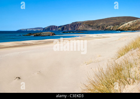 Der Strand und die Dünen von Sandwood Bay, Schottland, die nur zu Fuß von Sheigra erreicht werden können. Auf einem fast wolkenlosen Tag genommen. Stockfoto