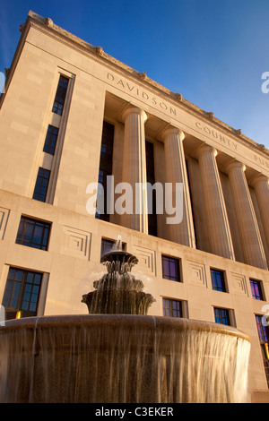 Brunnen neben dem Davidson County Public Building und Gerichtsgebäude, Nashville Tennessee USA Stockfoto