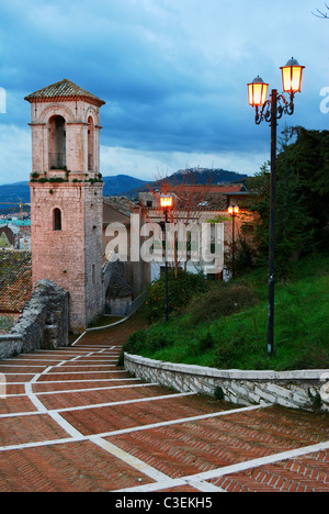 Treppe und Grundnahrungsmittel in der alten Stadt Campobasso in Italien Mitte Stockfoto