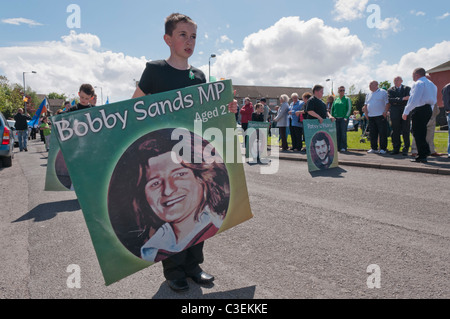 Junge hält Plakat von Bobby Sands an der 30. Jahrestag Parade an den irischen Hungerstreikenden 1981 zu erinnern. Stockfoto