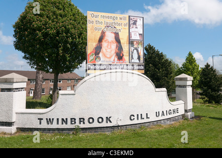 Eingang zum Twinbrook Anwesen mit einem Plakat zum Gedenken an Bobby Sands, die in dem Gebiet lebten. Stockfoto