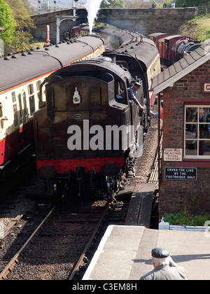 Ankunft an der North Yorkshire Moors Railway Goathland Station zum 175. Jahrestag der Whitby - Pickering Eisenbahn Zug Stockfoto