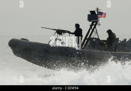 Naval Special Warfare Combatant-Craft Besatzungsmitglieder, Dichtungen betreiben eine starre Hull Inflatable Boat von einem Standort aus nach vorn. Stockfoto