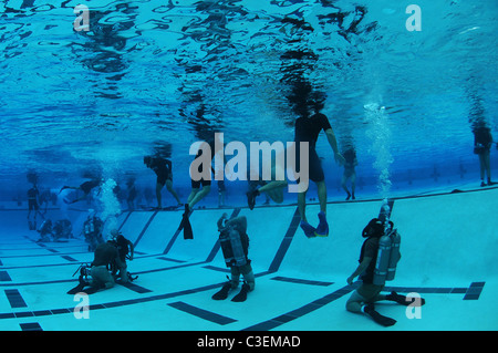 US Navy SEAL Team-Kandidaten teilnehmen in Nacht Getriebe Austausch während der zweiten Phase der Ausbildung bei amphibischen Marinestützpunkt Stockfoto