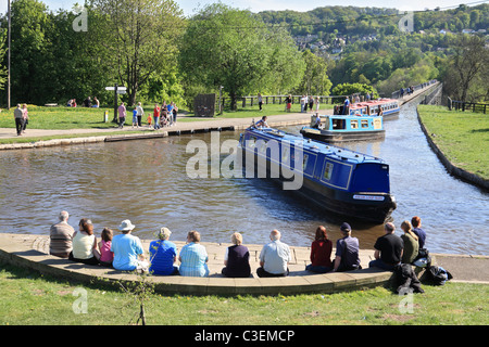 Menschen, die gerade Hausboote überqueren Pontcysyllte Aquädukt dann Eingabe Trefor Becken auf Llangollen Canal, North Wales, UK Stockfoto