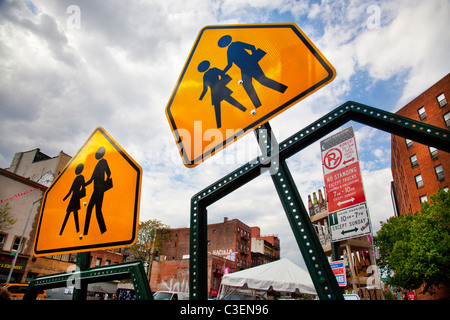 Schule-Überfahrt-Zeichen in Brooklyn New York Stockfoto