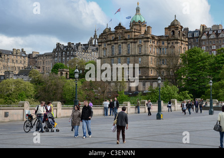 Blick auf die Altstadt und die Lloyds Banking Group Headquarters (ehemals HBoS) The Mound in Edinburgh entnommen. Stockfoto
