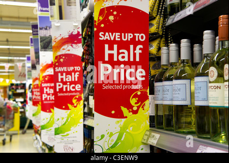 Halben Preis Wein bieten in einem UK-Supermarkt Stockfoto