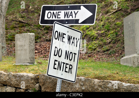 Konzeptionelle Schuss von einem Weg geben Sie keine Anzeichen von Grabsteinen, USA. Stockfoto