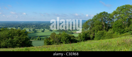 Panoramablick über die Surrey Hügel von Colley Hügel in der Nähe von Reigate im Sommer, grüne Wiesen, blauer Himmel, weiße Wolken England Stockfoto