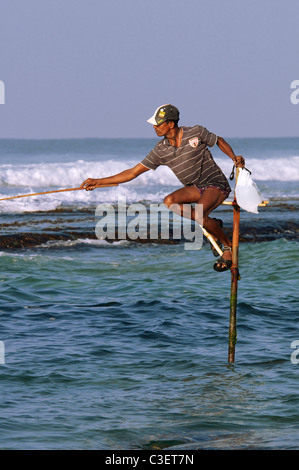 Pole Fischer Koggala Beach Südküste Sri Lanka Stockfoto