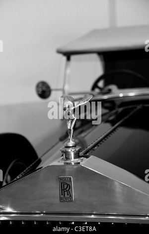 Schwarz-weiß Foto der "Geist der Ecstasy" Emblem auf einem 1928 Modell Rolls-Royce Phantom in der Franschhoek Motor Museum, Südafrika. Stockfoto