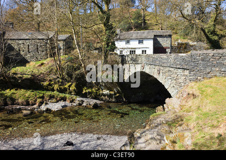 Alte Steinbrücke über Great Langdale Beck in Elterwater, Nationalpark Lake District, Cumbria, England, UK, Großbritannien. Stockfoto