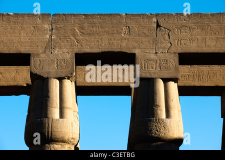 Aegypten, Luxor, Luxor-Tempel (Ipet-Resit), Säulenkolonade, Papyrusbündelsäulen Mit Geschlossenem Kapitell Stockfoto