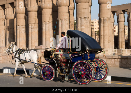 Aegypten, Luxor, Kalesche Auf der Uferstrasse Vor Dem Luxor-Tempel (Ipet-Resit) Stockfoto