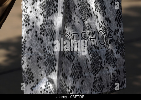 Nahaufnahme eines Top Shop Shopping Tasche getragen in London, England Stockfoto