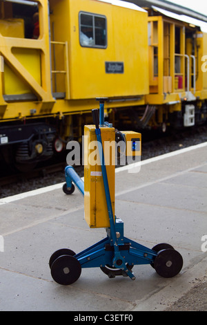 Colas Rail   stopfen und Futter Fahrzeuge in Carnforth Station, Lancashire, UK Cemafer Aufmerksamkeit   Laser Strahlung Deutsch Stockfoto