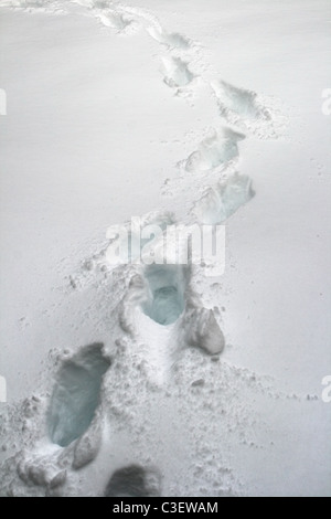 zu Fuß in Richtung der Vorderseite des Bildes im Tiefschnee Spuren Stockfoto