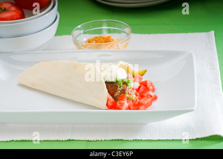 frischen traditionellen Falafel wrap auf Pita-Brot mit frisch gehackten Tomaten Stockfoto