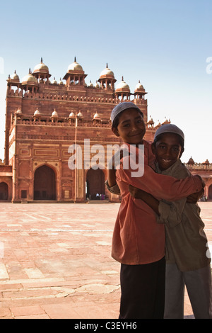 Jungen umarmt vor einer Moschee Jama Masjid, Fatehpur Sikri, Agra, Uttar Pradesh, Indien Stockfoto