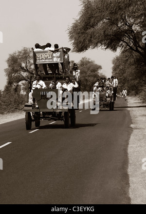 Reisende, die vor Ort gefertigten Fahrzeuge Jugaad, Agra, Uttar Pradesh, Indien Stockfoto