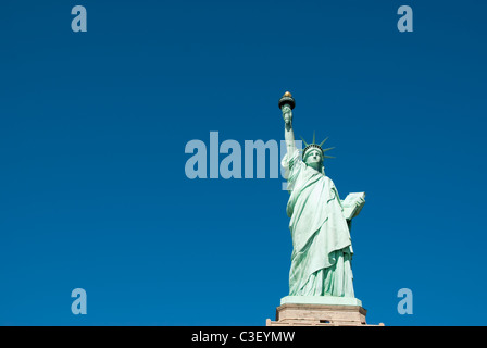 Freiheitsstatue mit klaren, blauen Himmelshintergrund Stockfoto