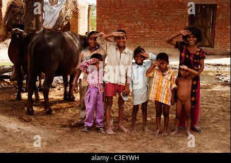 Porträt von Kindern salutieren, Agra, Uttar Pradesh, Indien Stockfoto