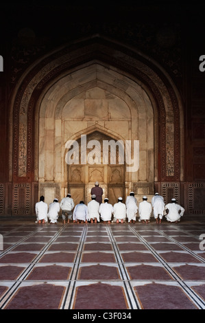 Muslimische Männer beten in der Moschee, Taj Mahal, Agra, Uttar Pradesh, Indien Stockfoto