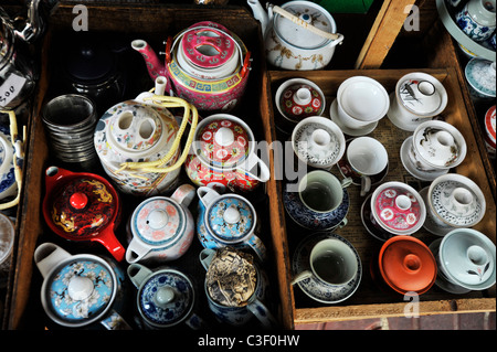 Teekannen und China ausgestellten und zum Verkauf, jeden Tag Leben, Straßenszene, Chinatown, Bangkok, Thailand Stockfoto