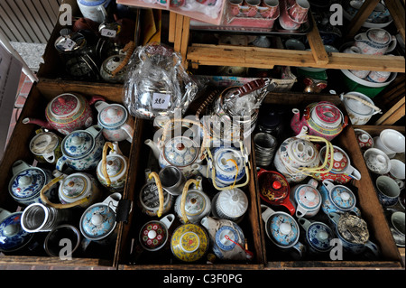 Teekannen und China ausgestellten und zum Verkauf, jeden Tag Leben, Straßenszene, Chinatown, Bangkok, Thailand Stockfoto