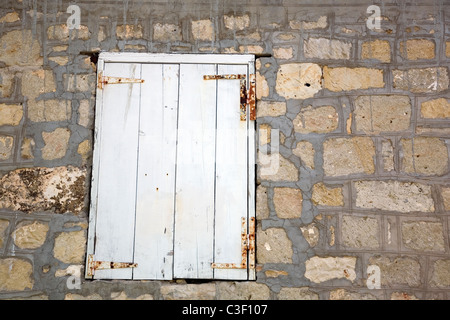 Alten weißen Fensterläden Stockfoto