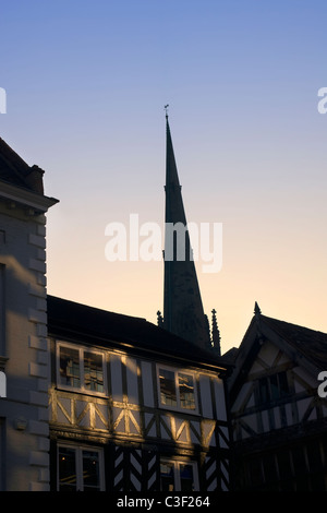 Am frühen Morgen leuchtet Holzhaus auf der High Street in Shrewsbury umrahmt. Der Kirchturm ist St. Julians. Stockfoto