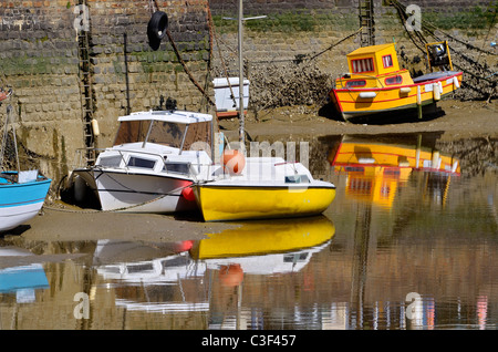 Boote im Hafen von Pornic bei Ebbe in Westfrankreich mit Spiegelungen im Wasser Stockfoto